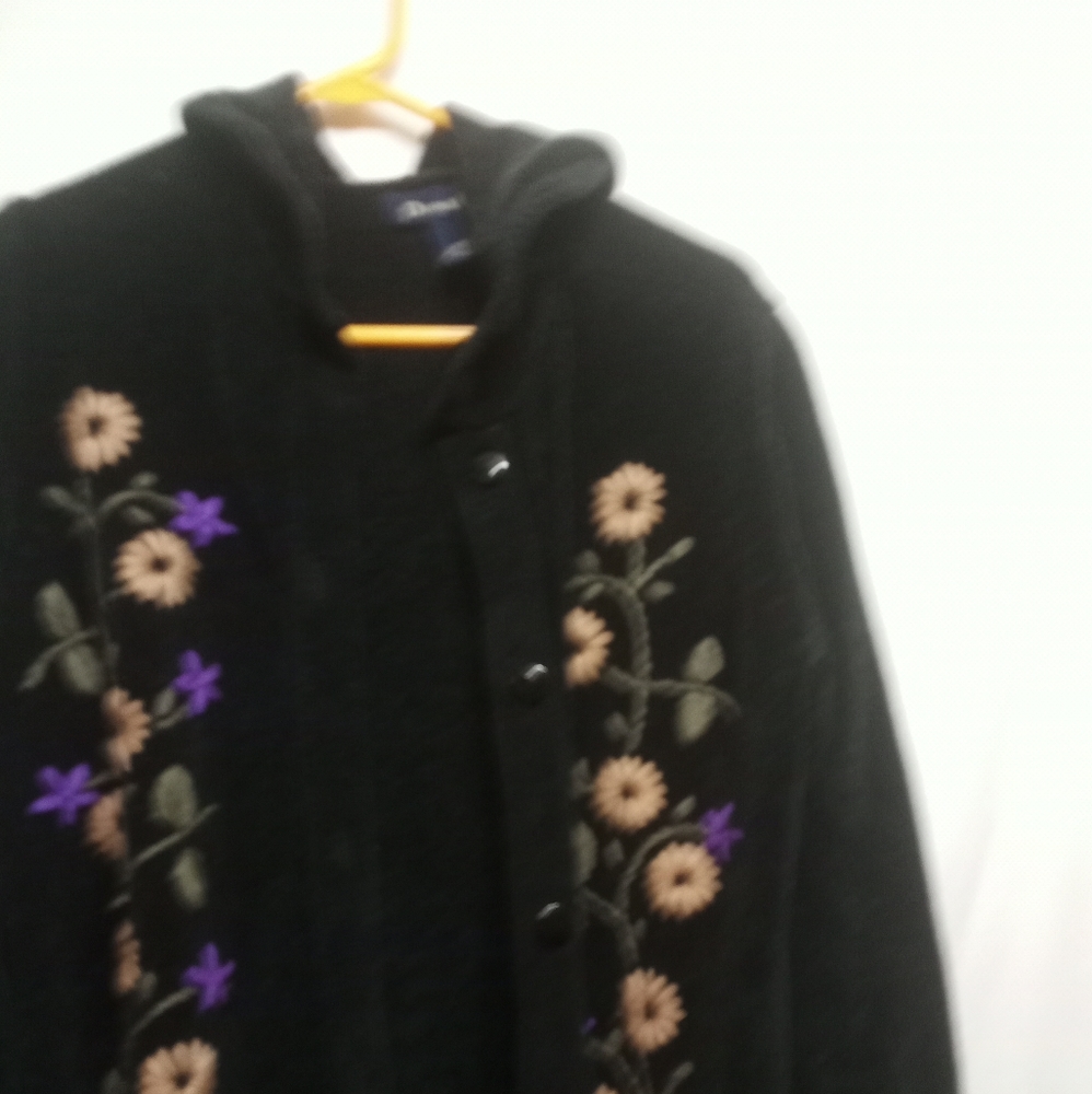 LONG SLEEVE BUTTON FRONT SWEATER HOODIE SIZE LARGE